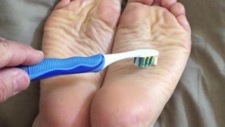 Amateur selbstgedrehte MILF-Ehefrau kitzelt Fußsohlen