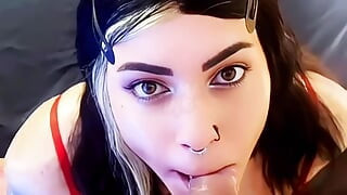 Nestašna tetovirana trans osoba puši veliki kurac i dobiva mlijeko u usta