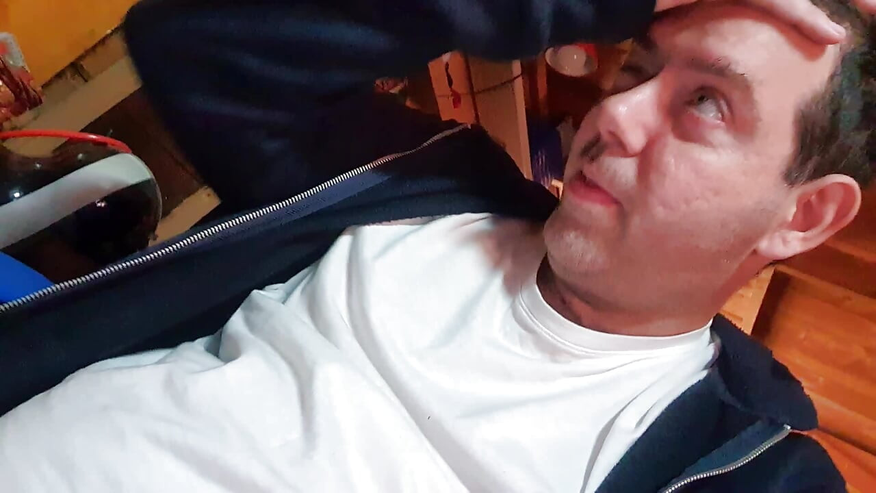 Повністю гола в дерев'яному будинку на віллі