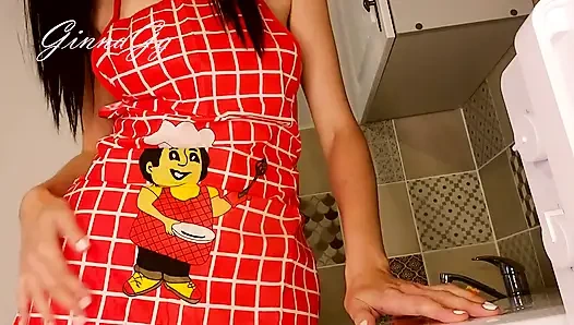 Ateşli ev hanımı mutfakta önlüklerini cinsel olarak hışırtılıyor