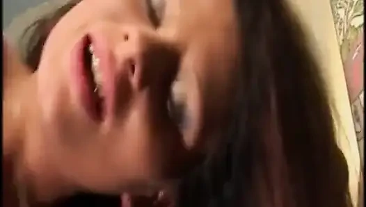 Ateşli Kız Öğrenci Iki Adam Tarafından Sert Sikiliyor