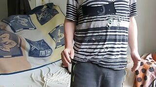 Sumisa gordita alemana se masturba por la mañana mientras mira un video