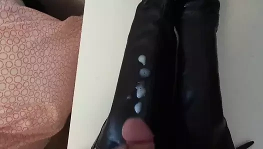 me corro sobre sus botas