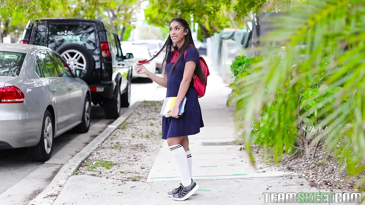 漂亮处女的紧致阴户被撑开