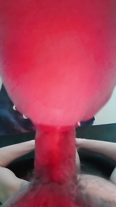 Cette voisine infidèle adore prendre une gorge profonde et se faire éjaculer sur le visage