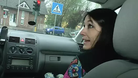 Niemiecki kierowca pozwala tylko seksownym zdzirowcom zająć miejsce