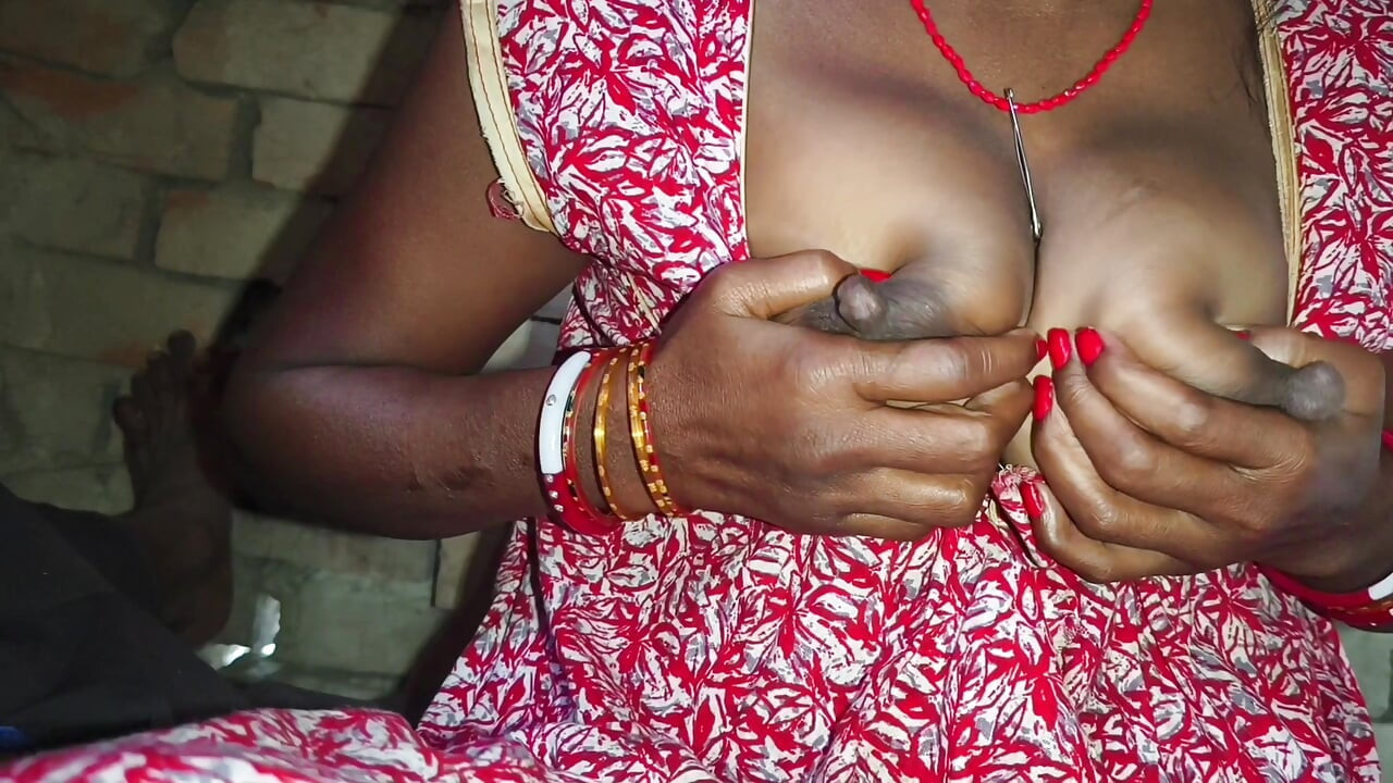 Bhabhi ne bhaiya ke lund pe big boobs se doodh nikal kar chut chudwa rahi thi fir devar madarchod ne video bana ke viral kar di.