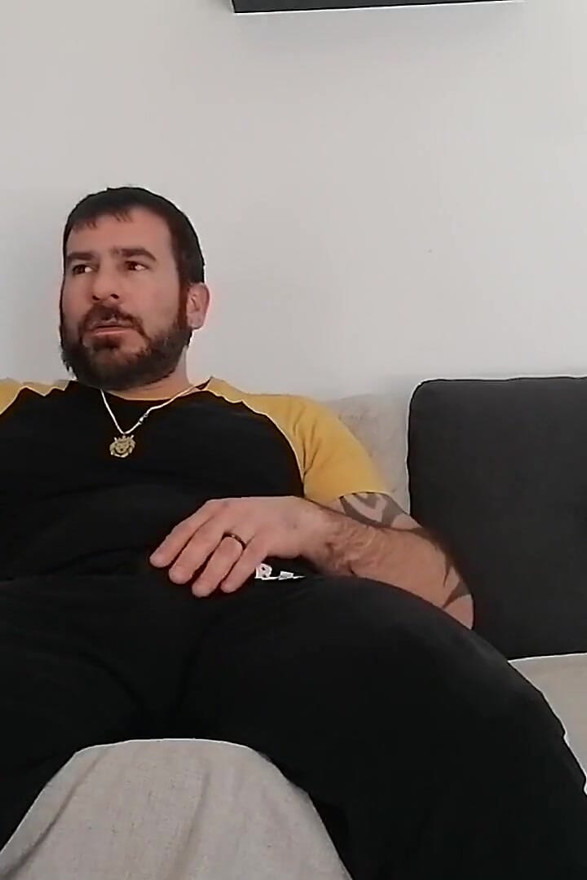 Eu masturbando meu pau grande no sofá