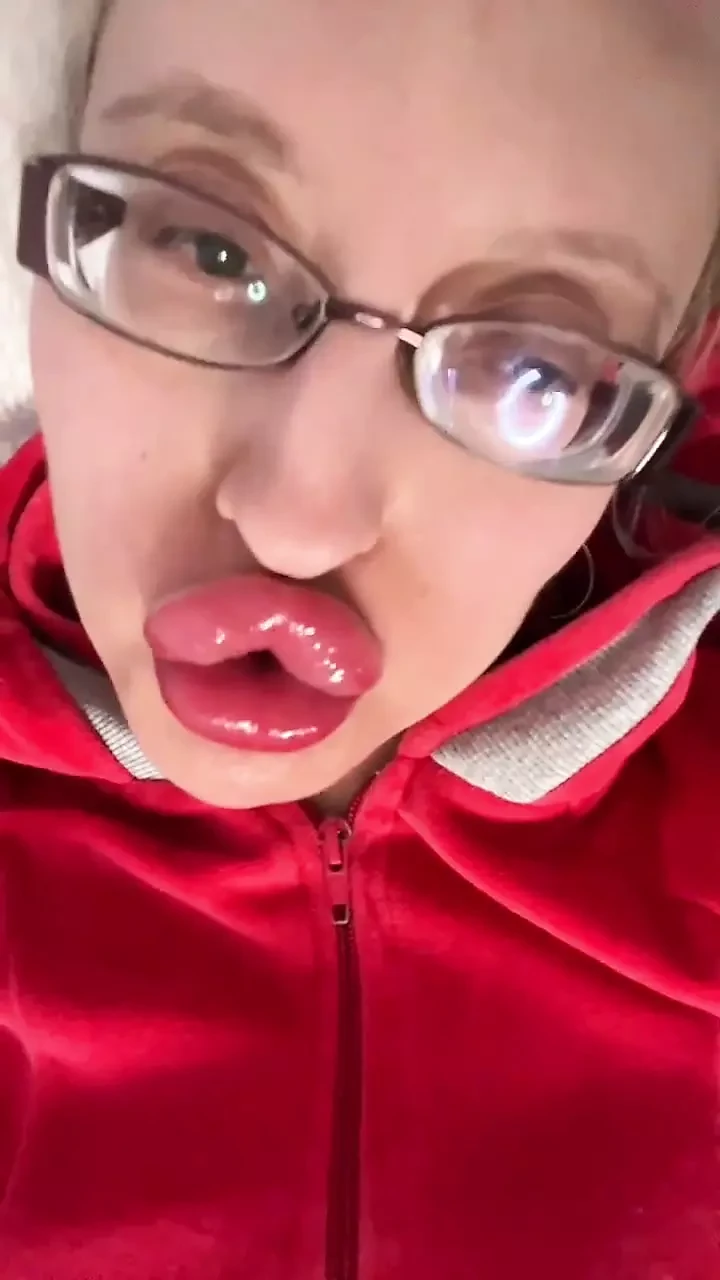 被大嘴唇和光溜溜的亲吻所吸引