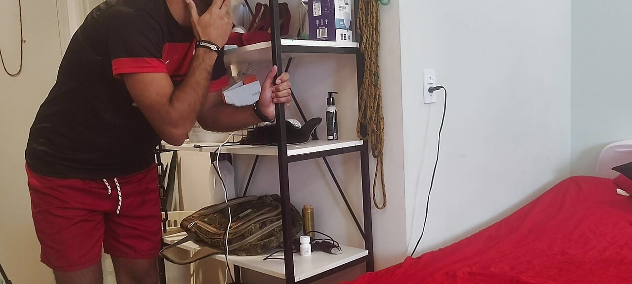 Mama jest seksowna przed lustrem, niegrzeczny pasierb