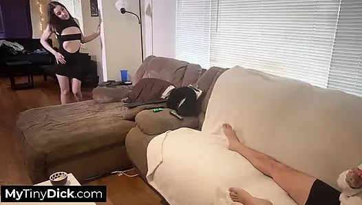 Sein penis, kaum ein halber zoll, liegt schlaff und lässt sie unbeeindruckt