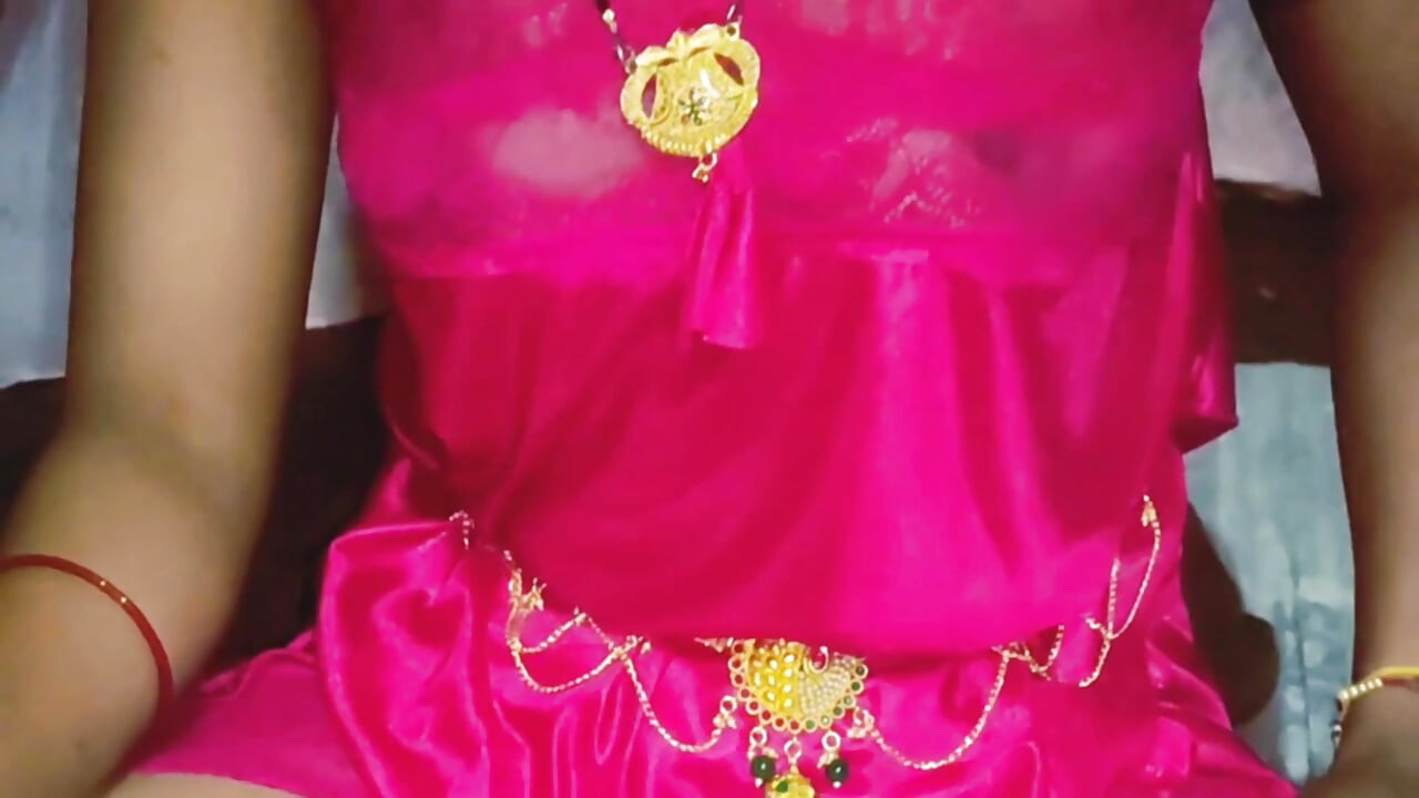 Brother-in-law made a doggy and fucked a sexy sister-in-law. He went to Sula's sister-in-law's room and climbed naked. Tearing her delicate with a desi
