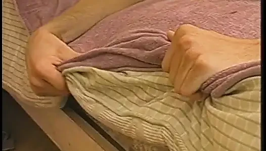 Pria pirang mengisap kontol pria lain sebelum vixen brunette menidurinya dengan strap-on