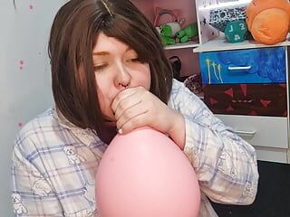 Fată care suge 3 baloane uriașe