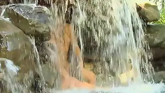 Seks panas lesbian di luar ruangan di air