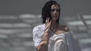 Lauren Cohan modelliert in einem nassen T-Shirt mit Pokie-Nippeln