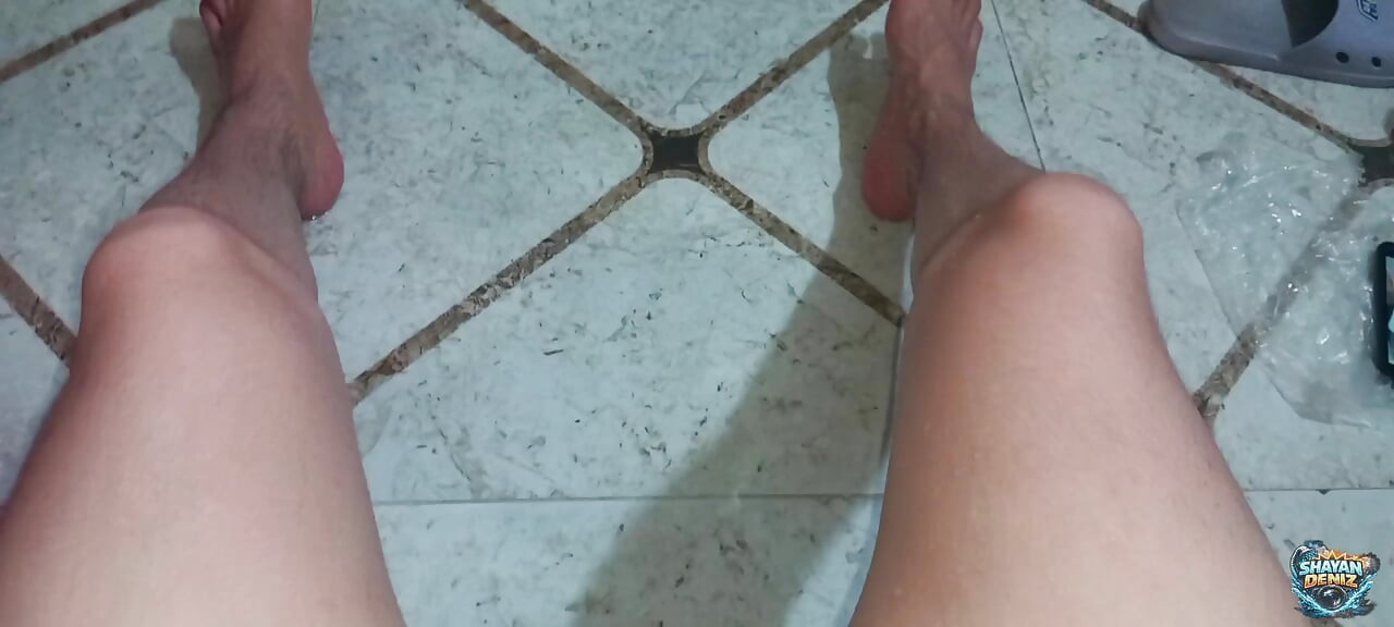 Eu fiz masturbação manual no banheiro, eu gostei, eu estava perto do orgasmo