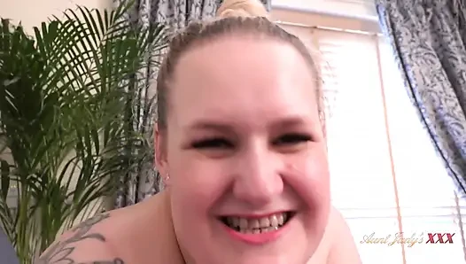 AuntJudysXXX - Твоя Пухлая Мачеха С Большими Сиськами Becky Застукала Тебя За Наблюдением, Как Она Чистит Дом