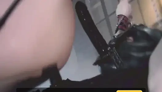 Seksi üniformalar- iç çamaşırlı seksi sarışın bdsm seansında dildo ve yarakla sikişiyor