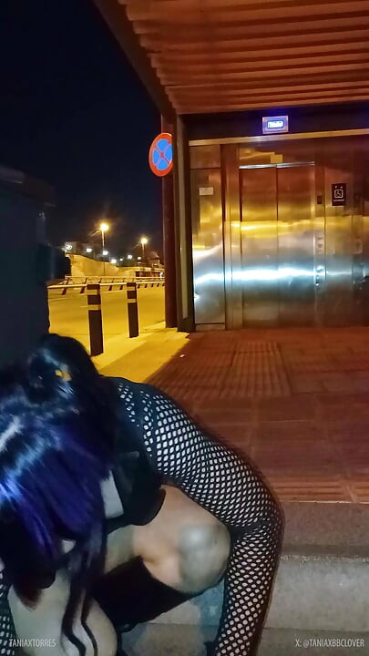 Taniax tira seu mini short e goza na rua