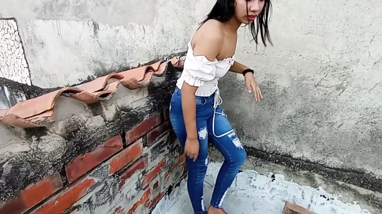 大屁股黑发女郎喜欢在她的阴户中出 18 岁黑发宝贝