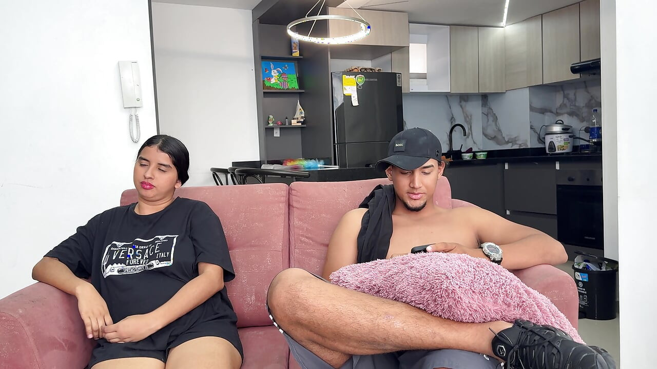 Während der cuckold meines mannes sich zum mittagessen macht, wird latina-schlampe von fremden gefickt, bis er in ihre muschi kommt