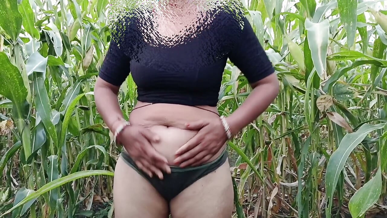 There was no one on the field, the little daughter-in-law opened the saree, opened the blouse, took off the pants, made a doggie, and made the daughter-in-law into the big ass and rubbed the daughter-in-law a lot.