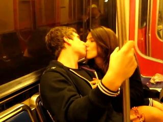 Casal safado se beijando no skytrain