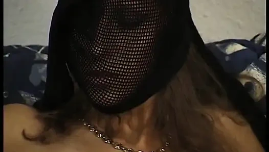 Edle brünette schönheit neckt und masturbiert