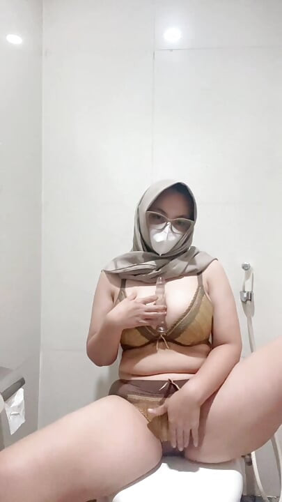 Brutal busty girl in bikini masturbates using squirt tipped dildo