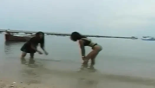2 sexy latinas präsentieren latexfetisch im pool und am strand