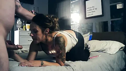 Sexy ehefrau lutscht schwanz