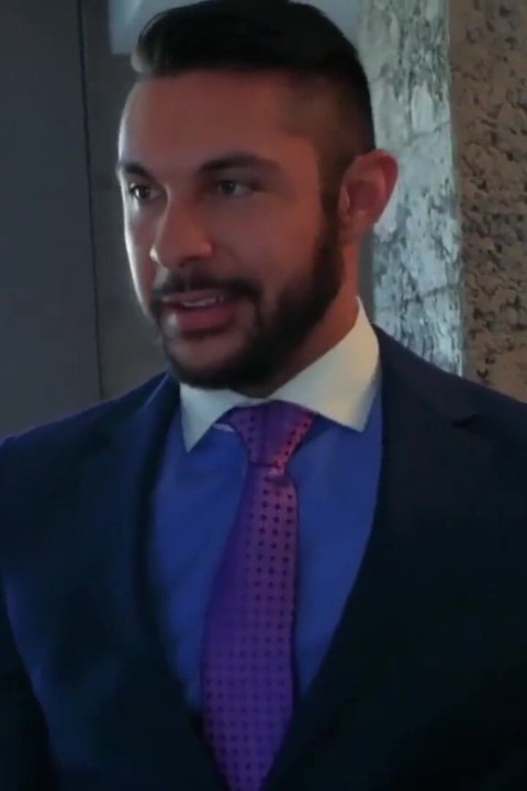 Kaslı hunk Manuel Skye uygun işadamı Seth Santoro'nun sikini emmesi ve onu sert bir şekilde anal sikmesi için baştan çıkarıyor!