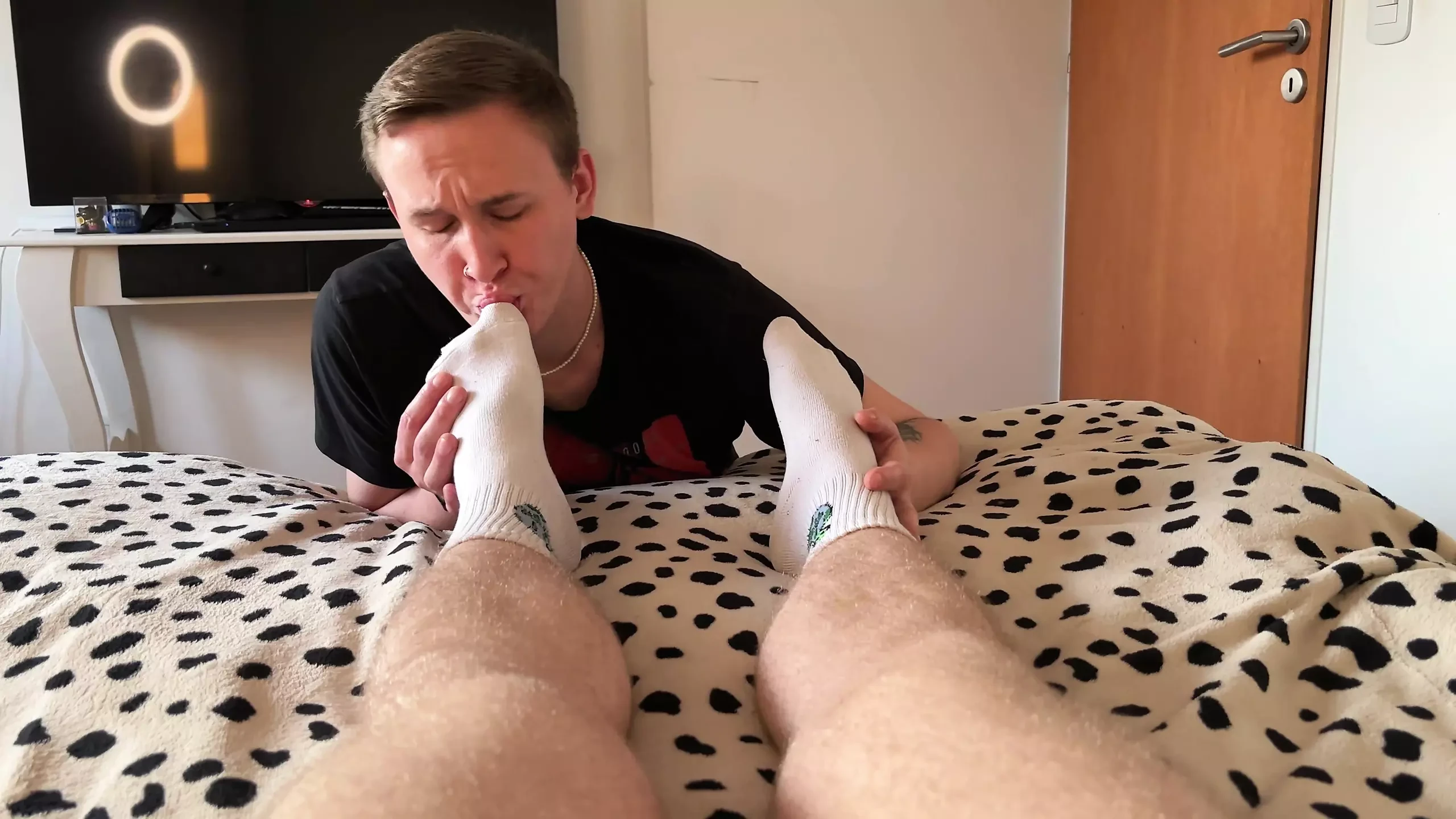 Cheirou seus pés suados até eu gozá-los