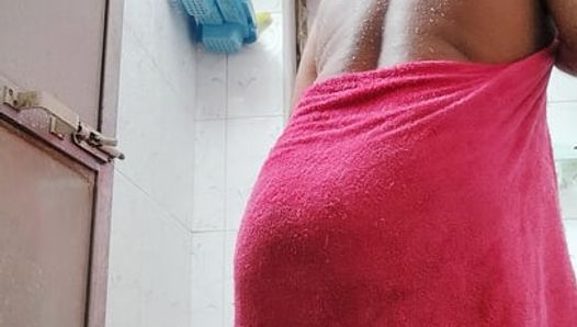 Nuda da sola nel bagno sotto la doccia.  Voglio qualcuno che mi ami. Io e