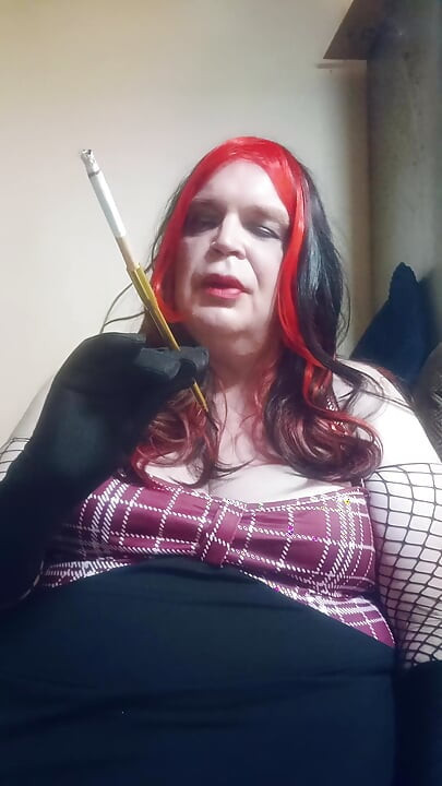 BBW TV talks dirty whilst smoking using a long stemmed cigarette holder
