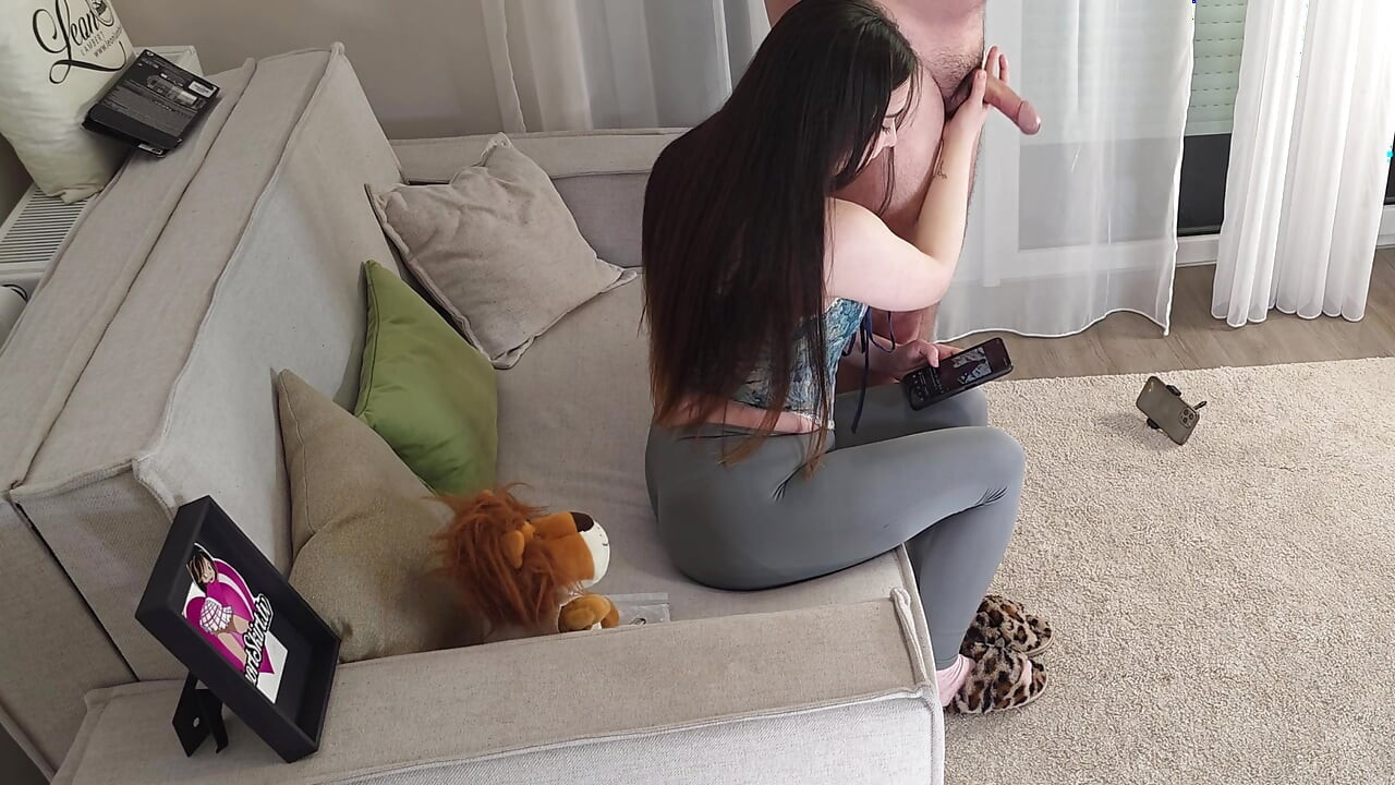אחות אמיתית אוהבת לשחק עם זין גדול וכדורים כדי להשיג את כל הזרע עד הטיפה האחרונה