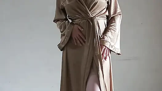 sie trägt eine satinrobe, während sie den neuesten indonesischen porno masturbiert