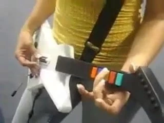 Wanita cantik dengan payudara cantik bermain hero gila