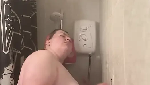 Случайно оставленный телефон в душе