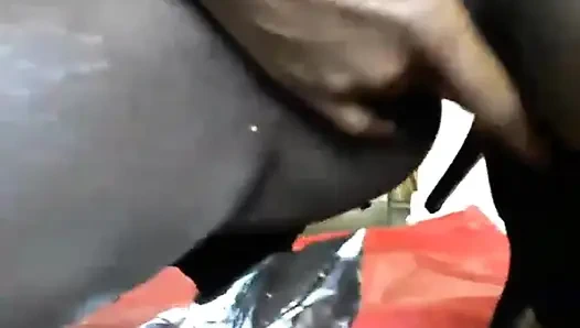 Шаловливая девушка писает на пиццу