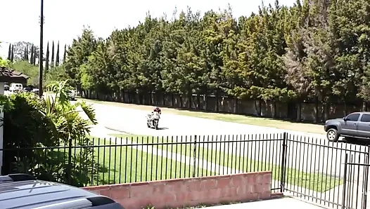Musluğu açıyorum ve ağzını dolduruyorum