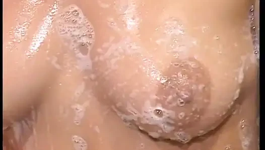 Tante nakal dengan jembut lebat lagi asik masturbasi di kamar mandi