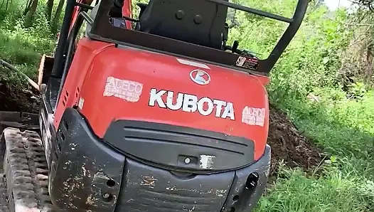 Соседка-фермер, писающая на улице, писает на сисечки