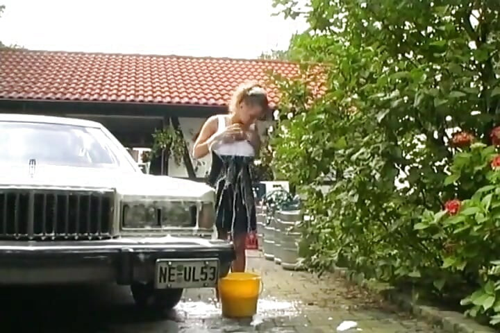 Cô bé người Đức này biết cách rửa xe