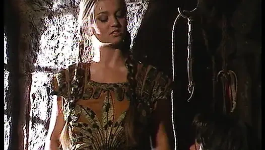 Cewek semok rambut pirang lagi asik nyepong dan ngentot kontol besar sampai mengerang keenakan