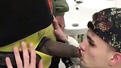 Une esclave mignonne baise une énorme bite noire et boit de la pisse