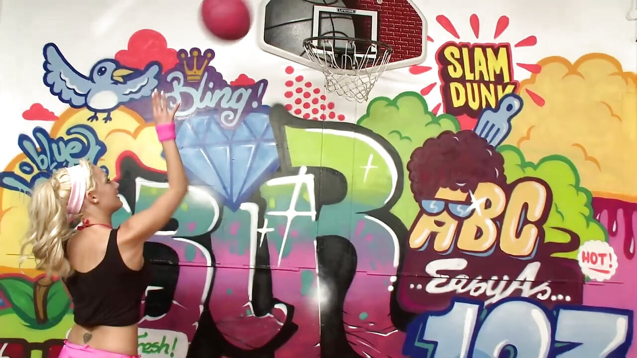 Lezbejke velikih sisa dildo igraju lizanje pičke