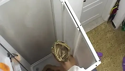 Dua cewek hot rambut pirang lagi asik mainin tubuhnya di kamar mandi