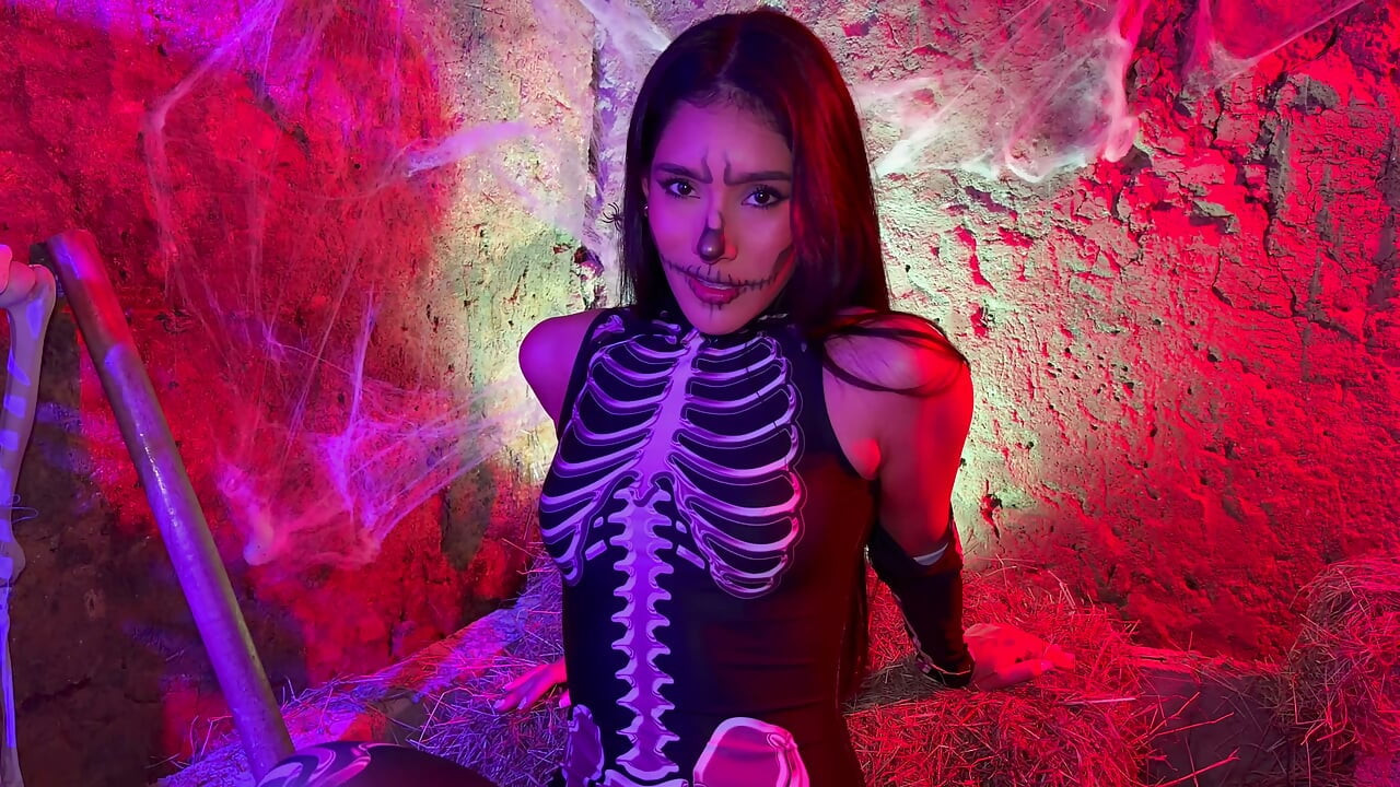 小柄なコロンビア人女性がハロウィンの夜に骸骨を見て興奮する - カロリーナ・ゲレーロ